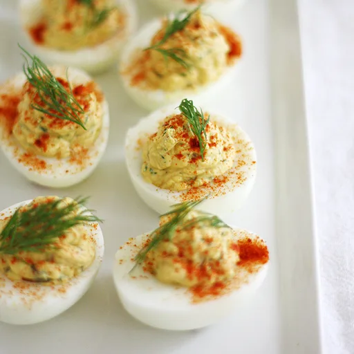 Huevos rellenos cremosos con cebolla morada, alcaparras y eneldo