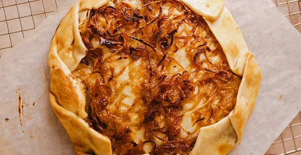 Galette de cebolla caramelizada con papas