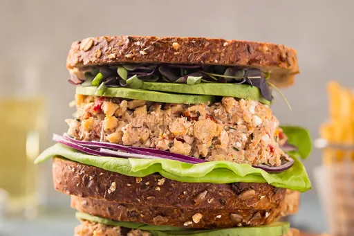 Sándwich de garbanzos machacados
