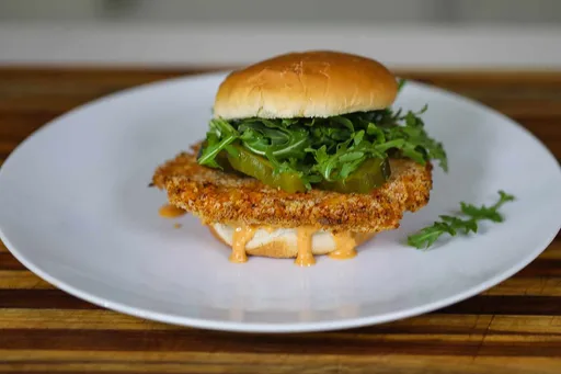 Sándwich de pollo crujiente en freidora de aire con salsa de harissa