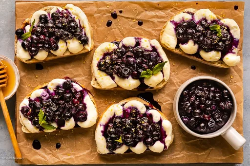 Tostada de requesón batido con compota de arándanos