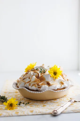 Tarta de merengue de limón con merengue de tomillo limonero
