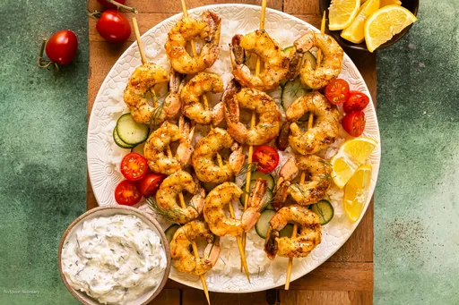 Brochetas de langostinos al estilo mediterráneo