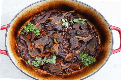Huesos de Cuello de Ternera Braseados Tiernos con Salsa Rica