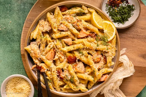 Ensalada de pasta con salmón ahumado