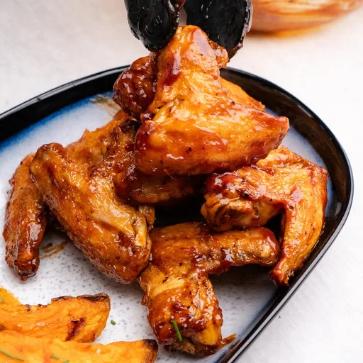 Alitas de pollo en salsa barbacoa en freidora de aire