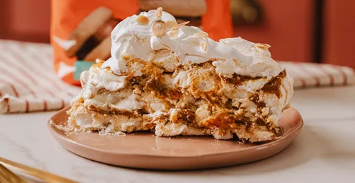 Rollo de merengue almendrado