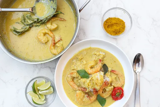 One Pan Curry Coconut Prawns in Creamy Coconut Sauce