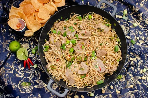 Fideos asiáticos picantes con cerdo