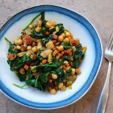 Estofado de chorizo, garbanzos y espinacas