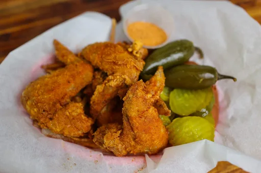 Alitas de pollo fritas con adobo seco