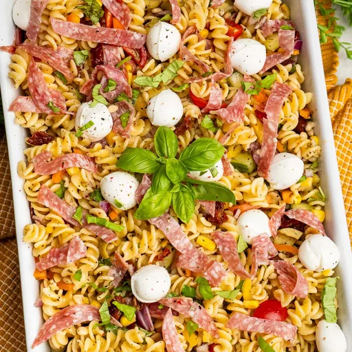 Ensalada de pasta italiana con salami