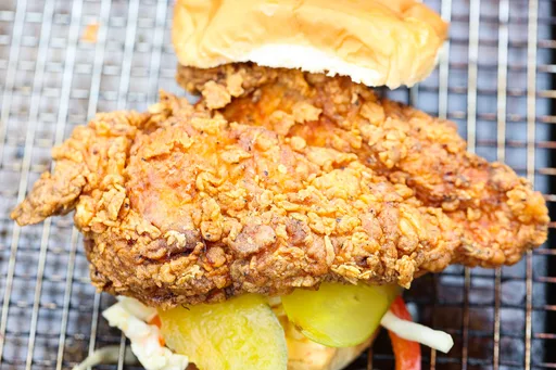 Sándwich de Pollo Frito Estilo Sureño con Costra Crujiente