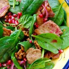 Ensalada de espinacas tiernas, nueces y granada