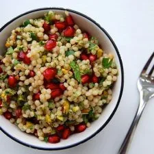 Cuscús gigante (israelí) con granada y pistachos