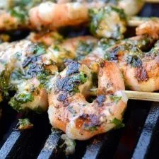 Brochetas de Langostinos a la Barbacoa con Limón, Ajo y Hierbas