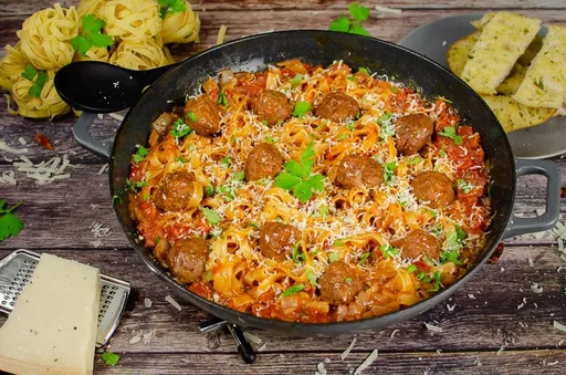 Pasta picante con albóndigas en una sola olla