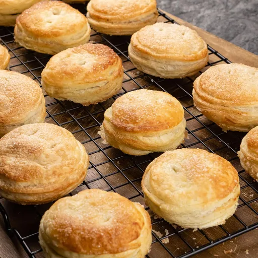Minipies de Hojaldre con Relleno de Frutas