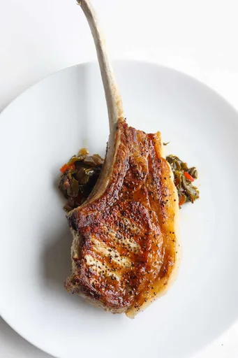 Chuletas de cerdo jugosas a la parrilla con un salmuera fácil
