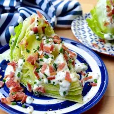Ensalada de lechuga iceberg con suero de mantequilla ligero y tocino crujiente