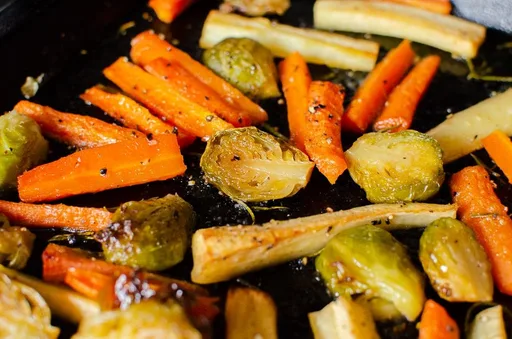 Verduras asadas con glaseado de sirope de arce y romero