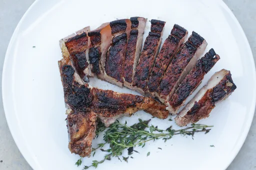 Chuletas de cerdo a la plancha con salsa de sartén tras el ahumado