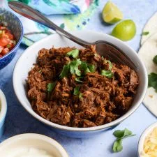 Wraps sencillos de ternera desmenuzada al estilo mexicano en olla de cocción lenta