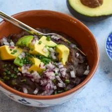 Frijoles negros estofados sencillos