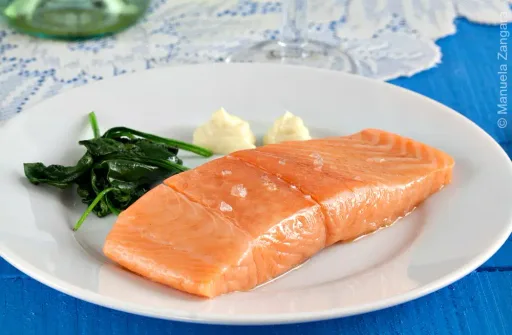 Salmón confitado con receta de alioli