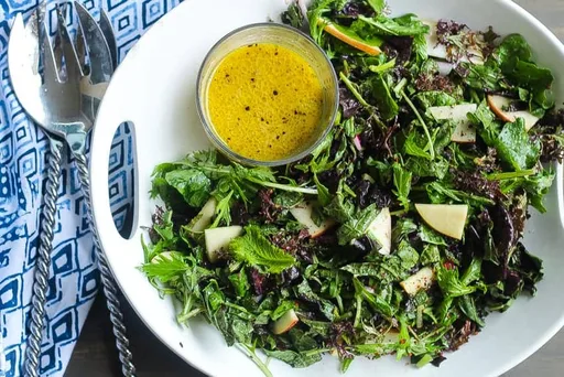 Ensalada Fresca de Hojas de Mostaza con Vinagreta Cítrica Casera