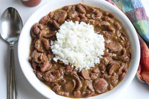 Alubias rojas fáciles con arroz y salchicha