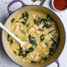 Estofado cremoso de judías blancas con limón, espinacas y puerros