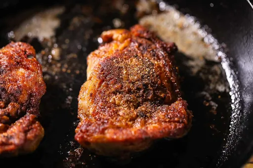 Muslos de pollo al estilo jerk asados a la sartén