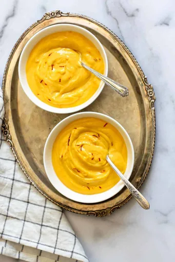 Shrikhand de mango (Aamrakhand)
