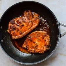 Chuletas de cerdo a la sartén con mantequilla de pimentón ahumado