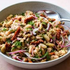 Ensalada de atún y alubias blancas con tomates secos