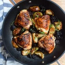 Pollo a la sartén con manzanas y ciruelas pasas