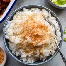 Arroz con coco tailandés estilo comida para llevar