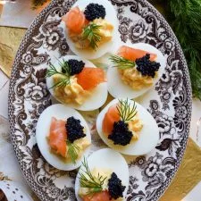 Huevos rellenos Royale