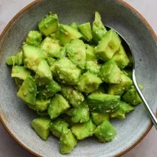 Ensalada de aguacate y sésamo