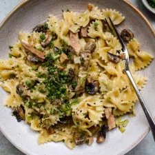 Pasta cremosa con restos de cerdo asado