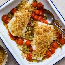 Pescado blanco al horno con tomates y aceitunas