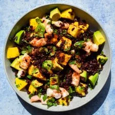 Ensalada de arroz negro y langostinos con Tajín, mango y aguacate