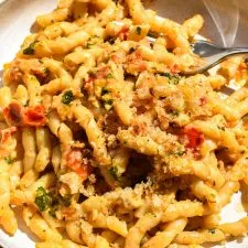 Pasta con pesto siciliano de tomate y almendras