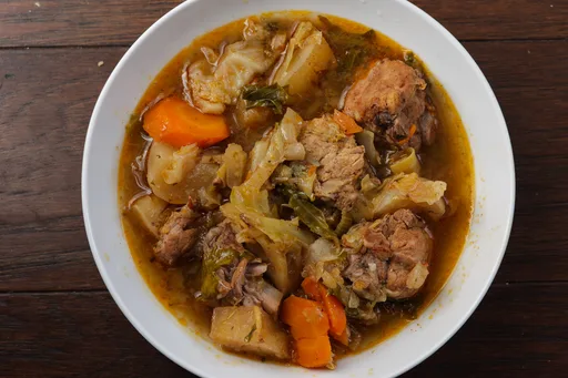 Receta de estofado de cerdo sustancioso con repollo
