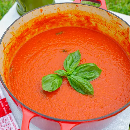 Salsa de tomate y albahaca para pasta