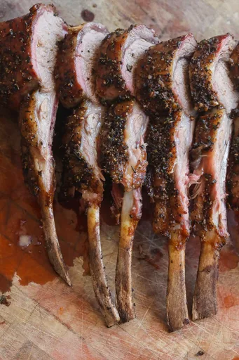 Costillar de cordero ahumado