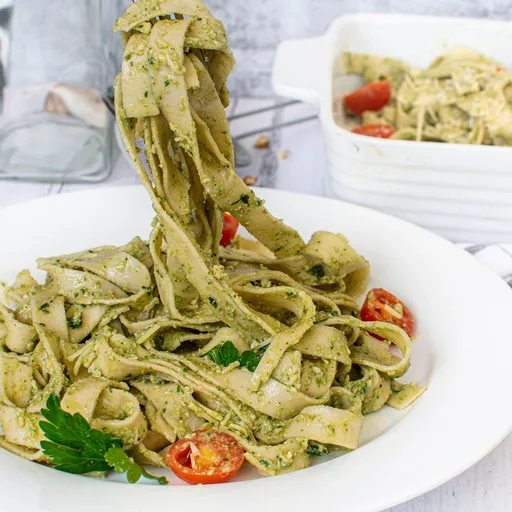 Pasta cremosa de aguacate y espinacas