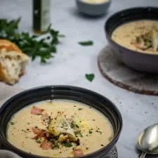 Cheesy Cauliflower & Leek Soup