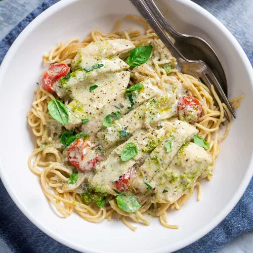 Pasta cremosa con pollo y pesto
